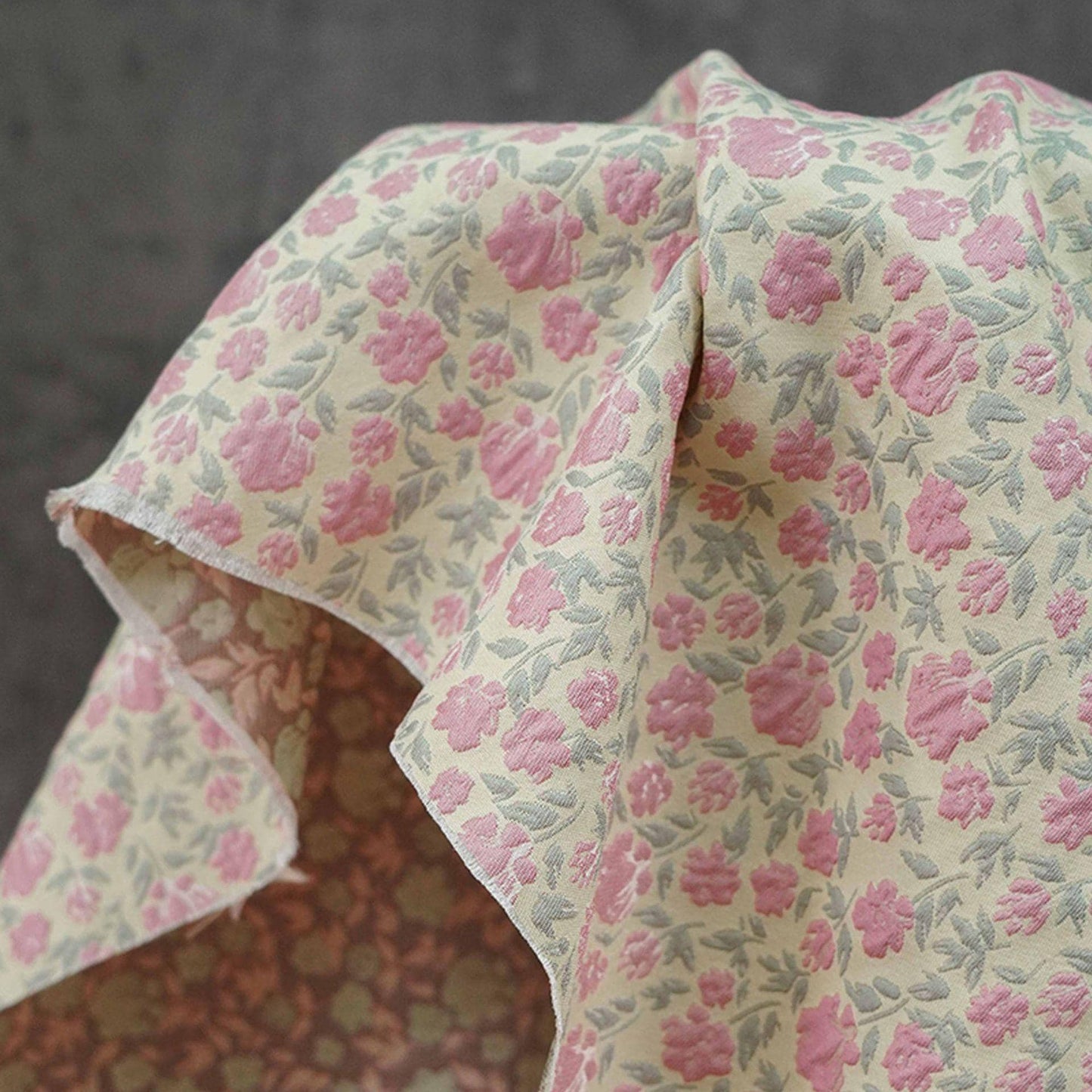 Tissu d'ameublement et de confection de robes jacquard à petits motifs floraux roses en relief, style champêtre, largeur 61 pouces