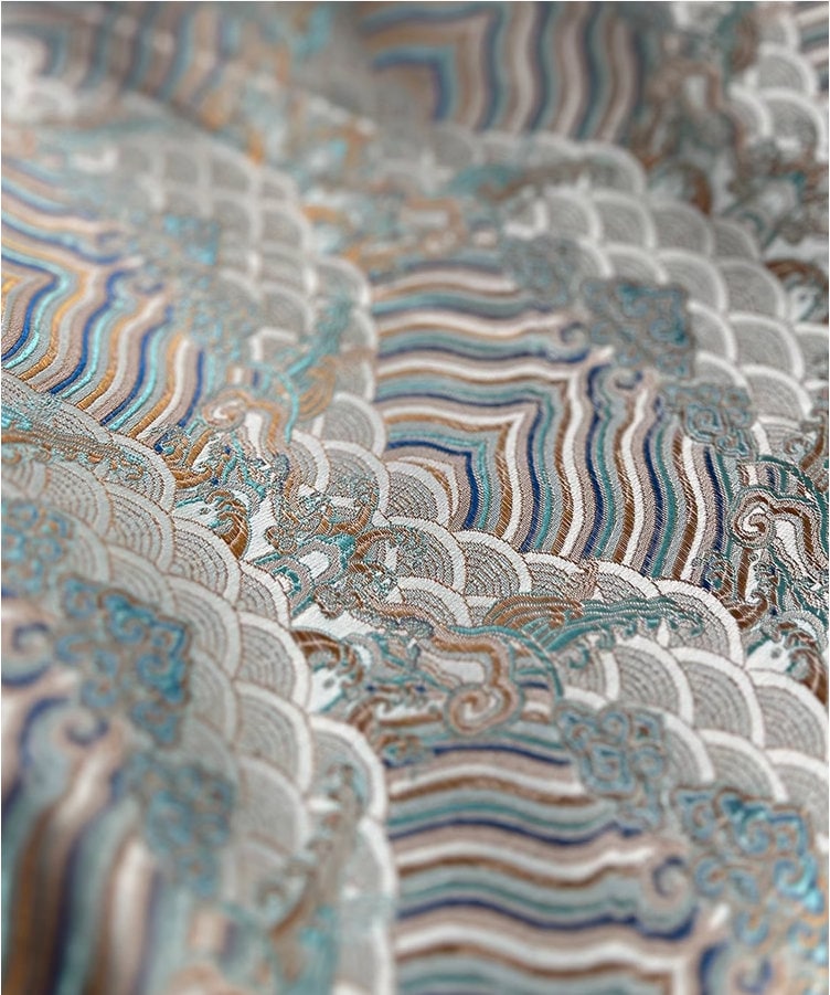 Tissu brocart à motif vagues océaniques : jacquard de rayonne de soie blanc argenté, 140 cm de large