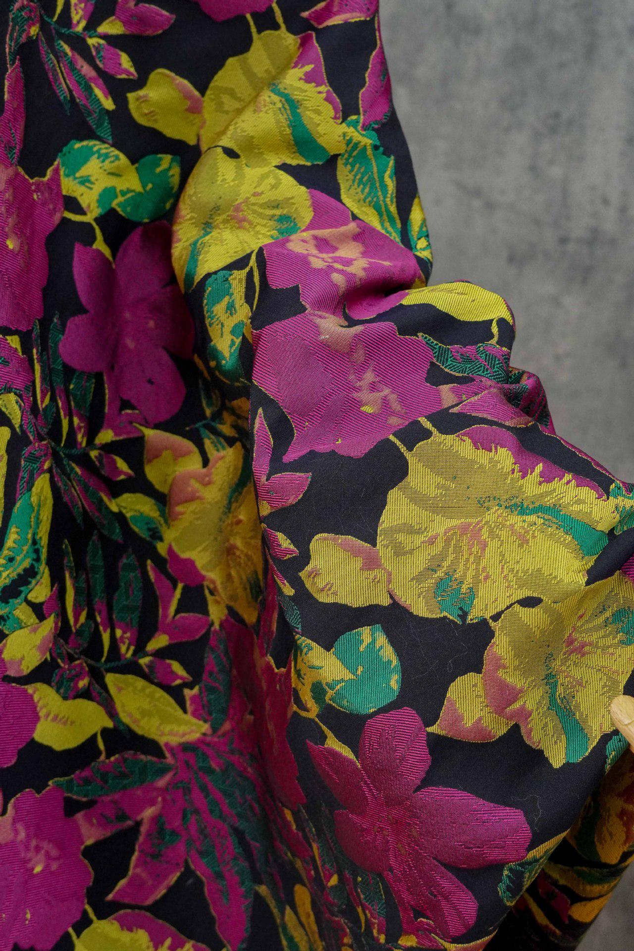 Tissu jacquard floral en relief : tissu pour gilet style vintage, 140 cm de large