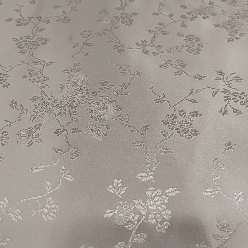 Tissu brocart floral métallisé blanc : rayonne de 114 cm de large, vendu au mètre