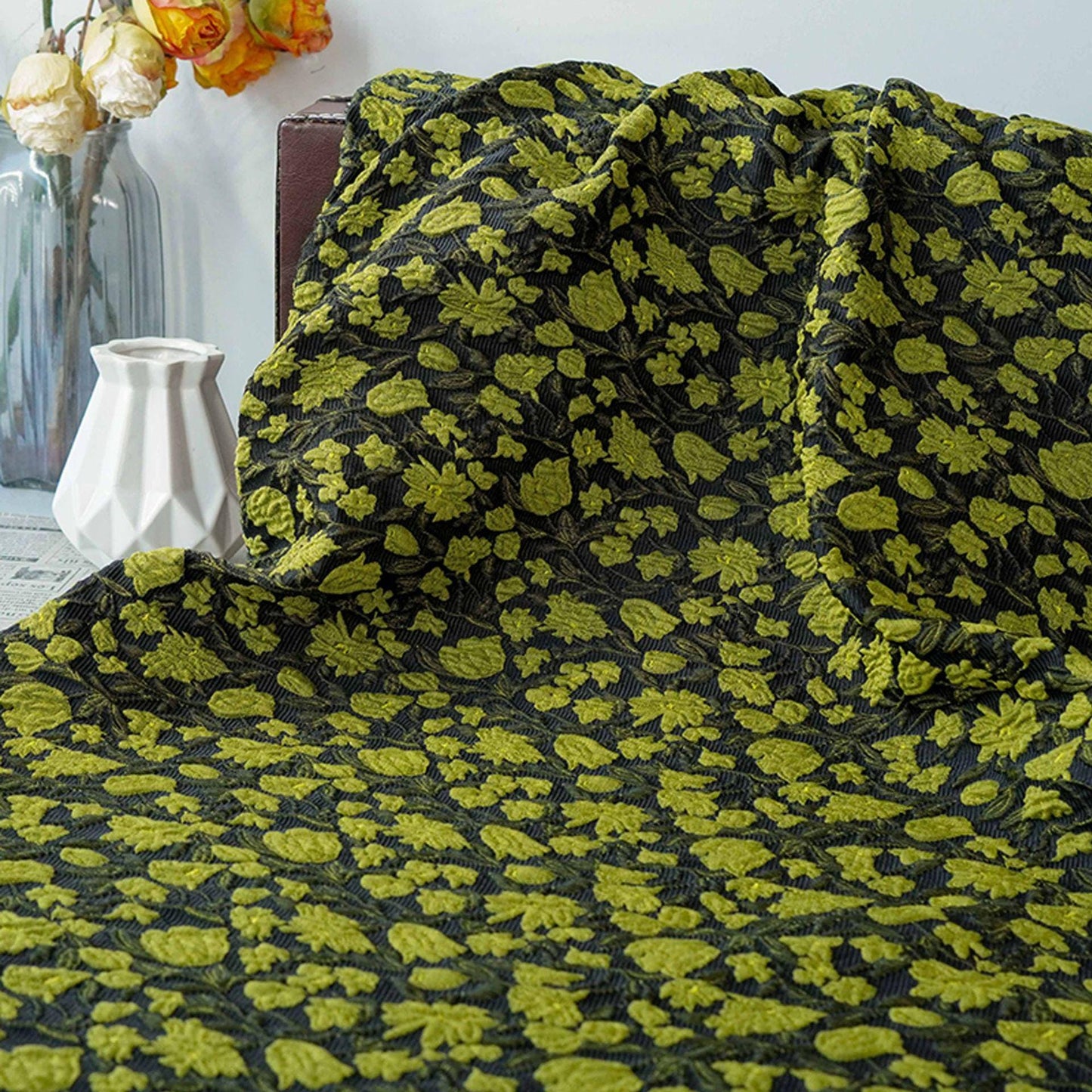 Tissu noir vintage gaufré à petits motifs floraux verts jacquard - Matériel de patchwork et de couture - Large