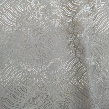 Tissu brocart floral métallisé blanc : rayonne de 114 cm de large, vendu au mètre