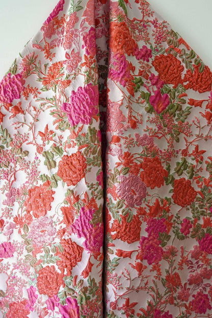 Tissu rose à motif floral en relief : mélange polyester-rayonne de 132 cm de large