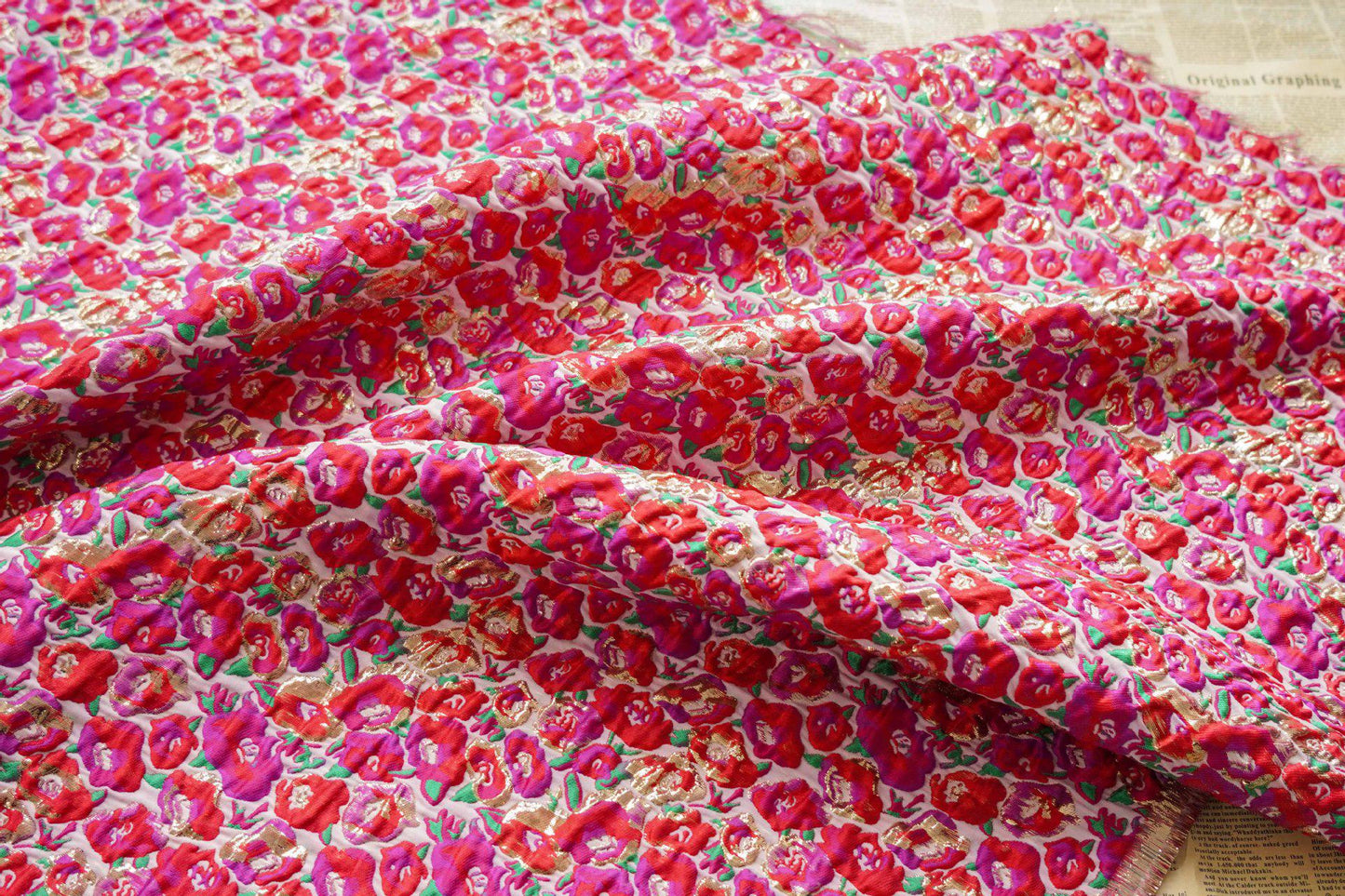 Tissu jacquard floral à fil doré : rouge et rose, 3D, pour ameublement, costumes et décoration - 137 cm de large