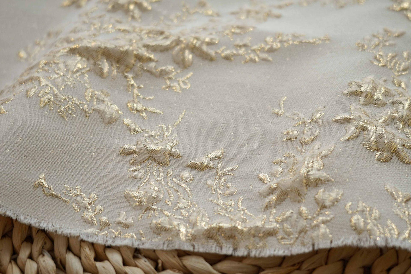 Tissu jacquard tissé à motif floral doré : gaufré, pour l’ameublement et la couture (DIY) - 142 cm de large