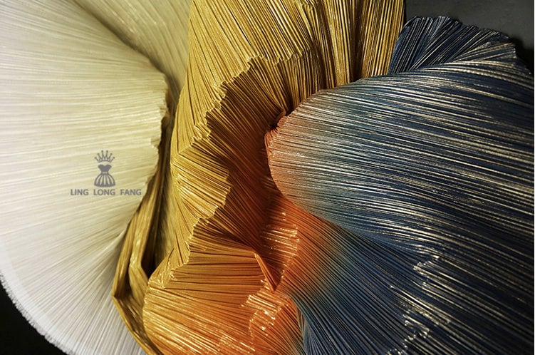 Crêpe plissé dégradé : 150 cm de large, polyester rigide, idéal pour la décoration et les costumes à faire soi-même.