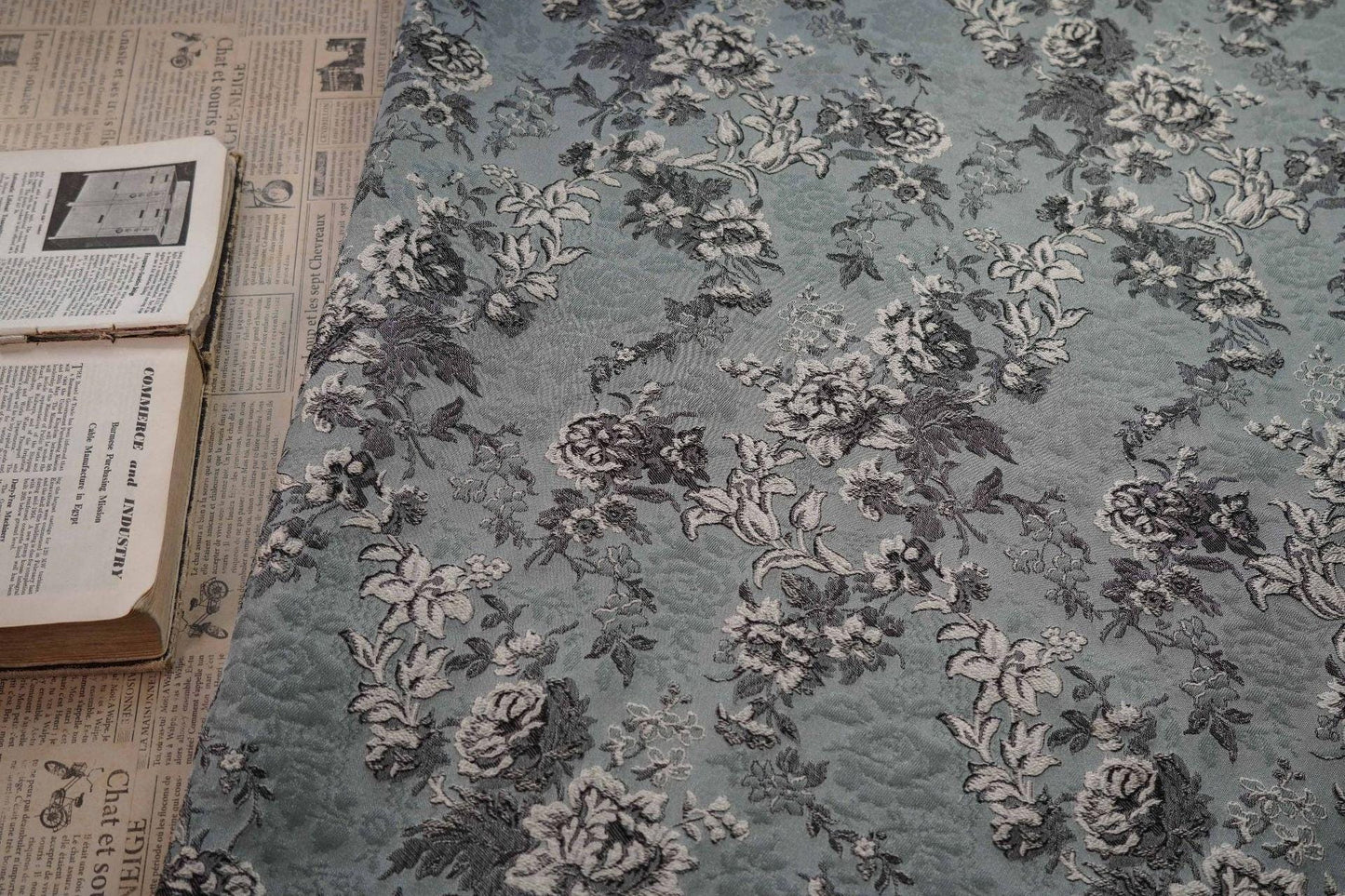 Tissu jacquard brocart style palais : damas floral, 150 cm de large