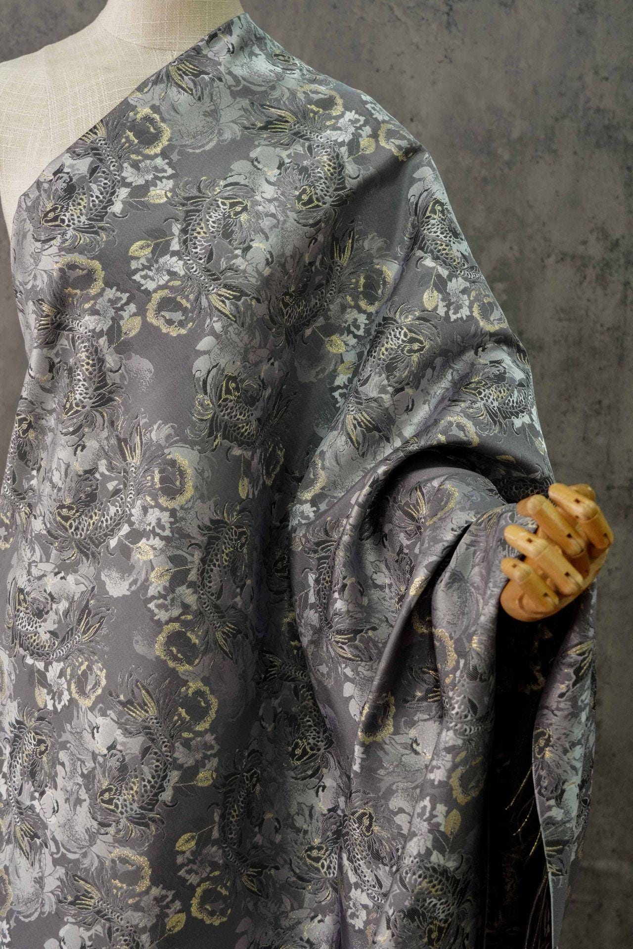 Tissu jacquard à motif de carpe dorée : tissu d'ameublement et de costumes à effet métallisé 3D