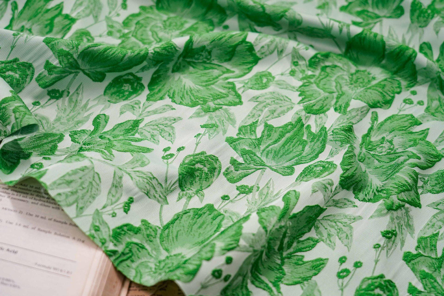 Tissu jacquard à motif de feuilles vertes : texture peinture à l’huile 3D, 135 cm de large