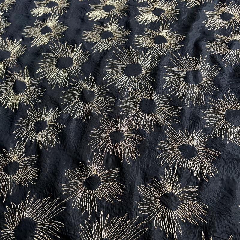 Tissu en soie de mûrier brodé de tournesols et de fils d'or - 114 cm de large