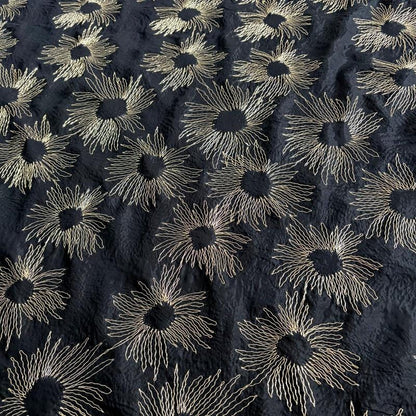 Tissu en soie de mûrier brodé de tournesols et de fils d'or - 114 cm de large