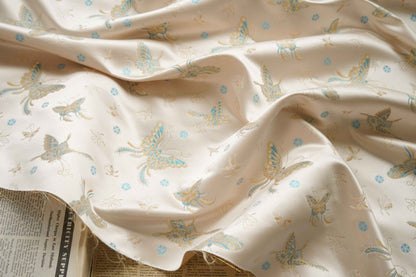 Tissu Butterfly Gold Thread : 150 cm de large, polyester tissé orné