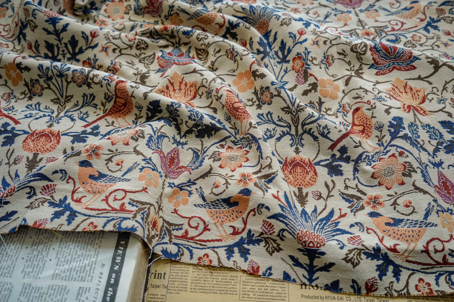 Tissu d'ameublement rétro à motifs d'oiseaux et de fleurs d'automne, idéal pour les costumes et la décoration - 145 cm de large