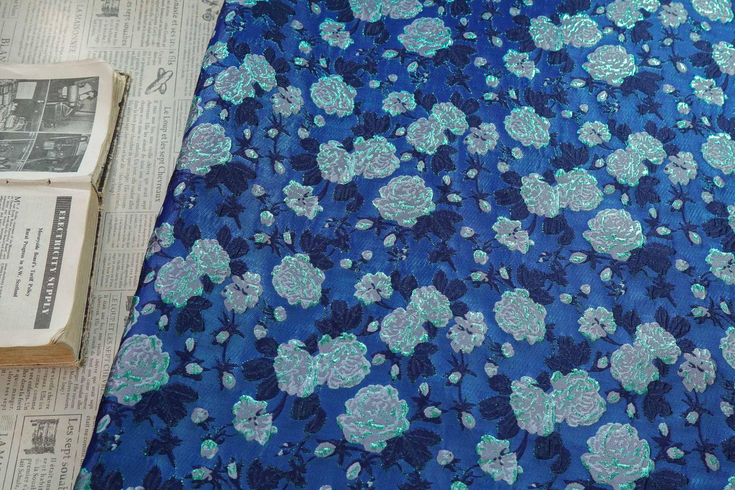 Tissu brocart jacquard vintage à roses bleues et fils dorés : matériel de couture pour projets DIY