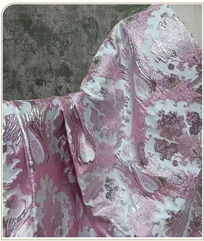 Tissu jacquard métallisé 3D rose, européen et américain, pour vêtements ��� Textile de luxe et de mode Large