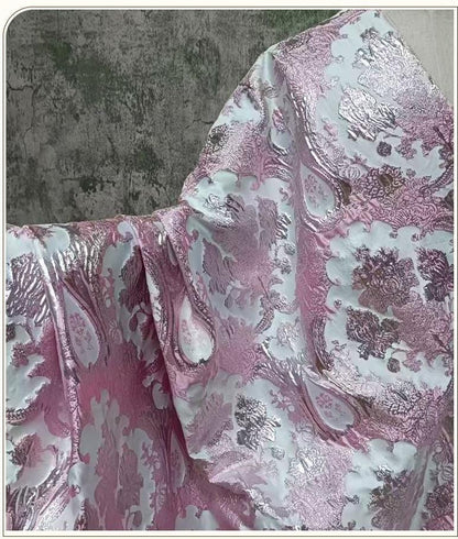 Tissu jacquard métallisé 3D rose, européen et américain, pour vêtements ��� Textile de luxe et de mode Large
