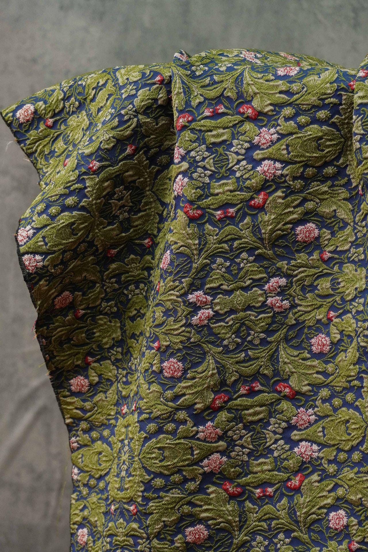 Tissu d'ameublement jacquard à motifs floraux : style victorien-édouardien, 140 cm de large