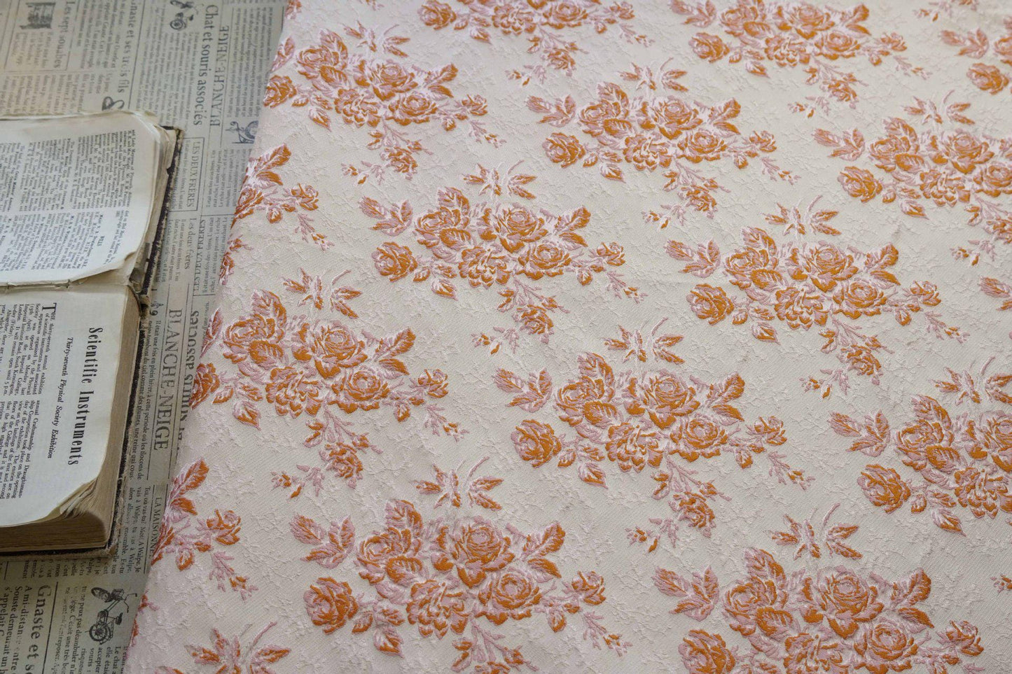 Tissu jacquard floral en relief : texture rigide 3D, ameublement et costumes - 157 cm de large