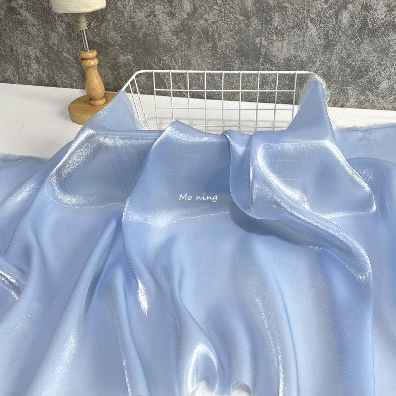 Tissu satin de soie cristal brillant comme l'eau : lustre métallique, 145 cm de large