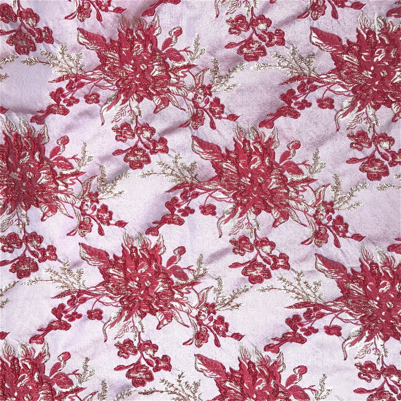 Tissu satiné damassé métallisé : jacquard à motif floral 3D, largeur 145 cm