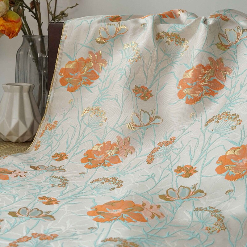 Tissu jacquard floral à fil doré : texture 3D, largeur 140 cm