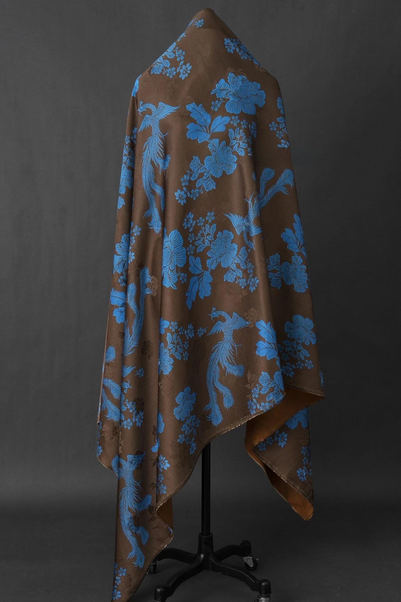 Tissu brocart de soie Phoenix & Peony : Jacquard Xiangyun marron pour Cheongsam et Hanfu