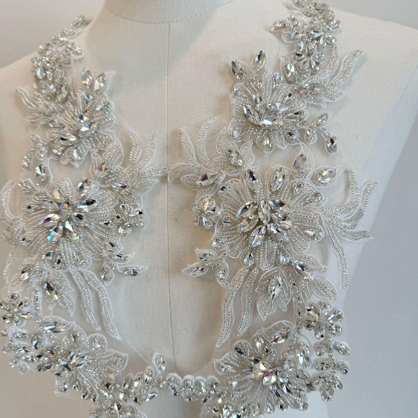 Appliqué de diamants cousu à la main : accessoire pour robe de mariée