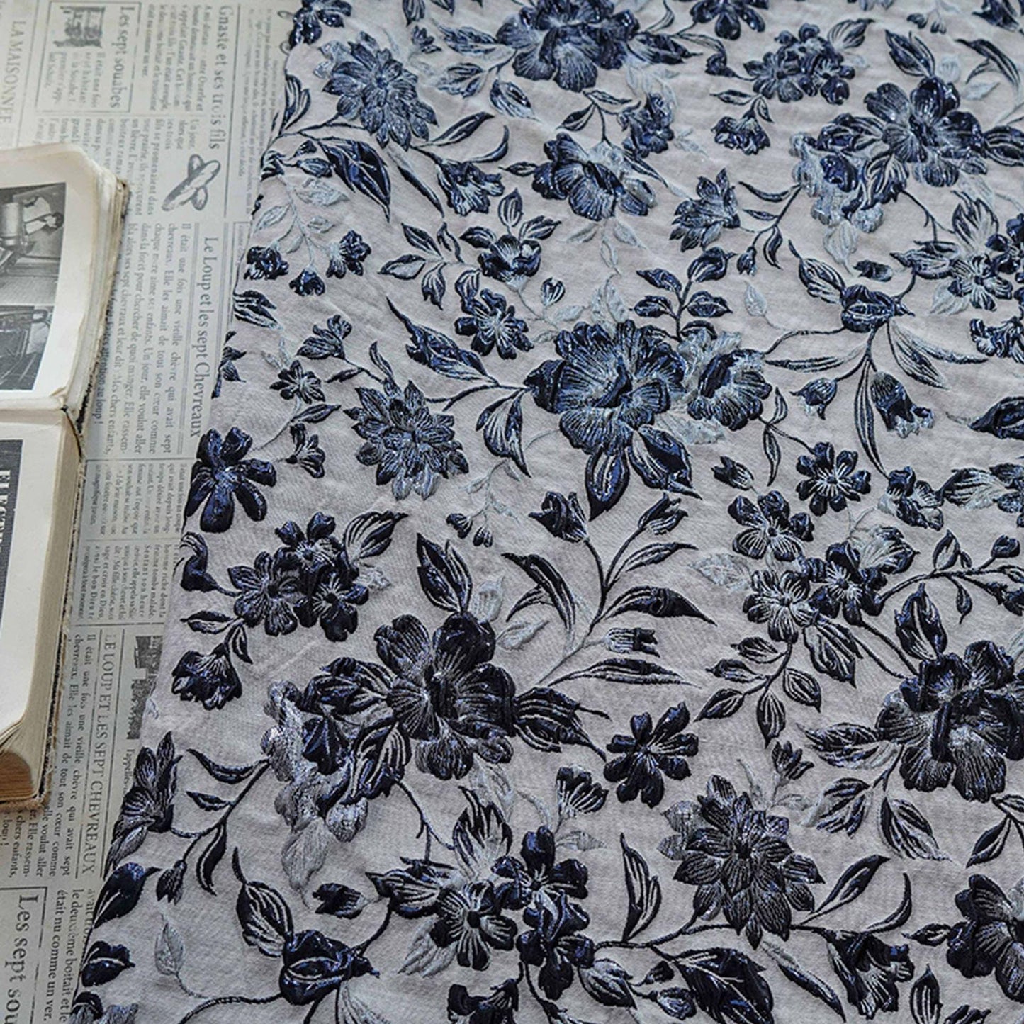 Tissu jacquard européen à motif floral en relief et fil doré - Texture luxueuse pour matelassage, ameublement, couture, décoration intérieure - Large