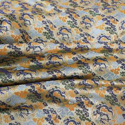 Tissu brocart Dragon Argenté : mélange de rayonne de 150 cm de large, pour la confection de cheongsams.