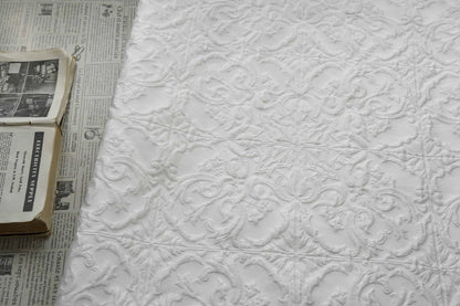 Tissu jacquard blanc pur à motif floral baroque européen en relief, largeur 55 pouces