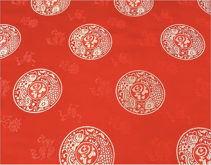 Brocart rouge de Chine : motif Deux Poissons et Fu, 150 cm de large