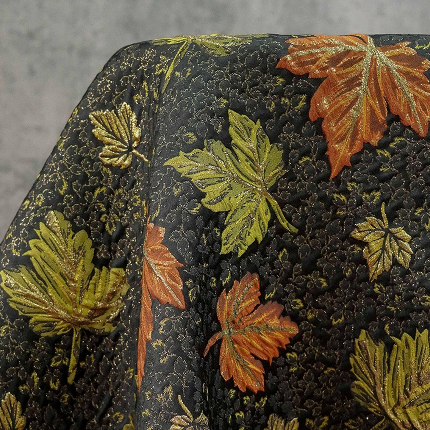 Tissu jacquard brocart vintage : motif feuille d’érable en relief et fils dorés, 152 cm de large