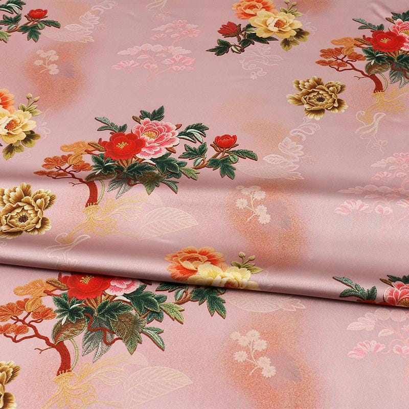 Tissu satiné brocart à motif floral | Motif Xiangyun chinois bleu et or, 150 cm de large