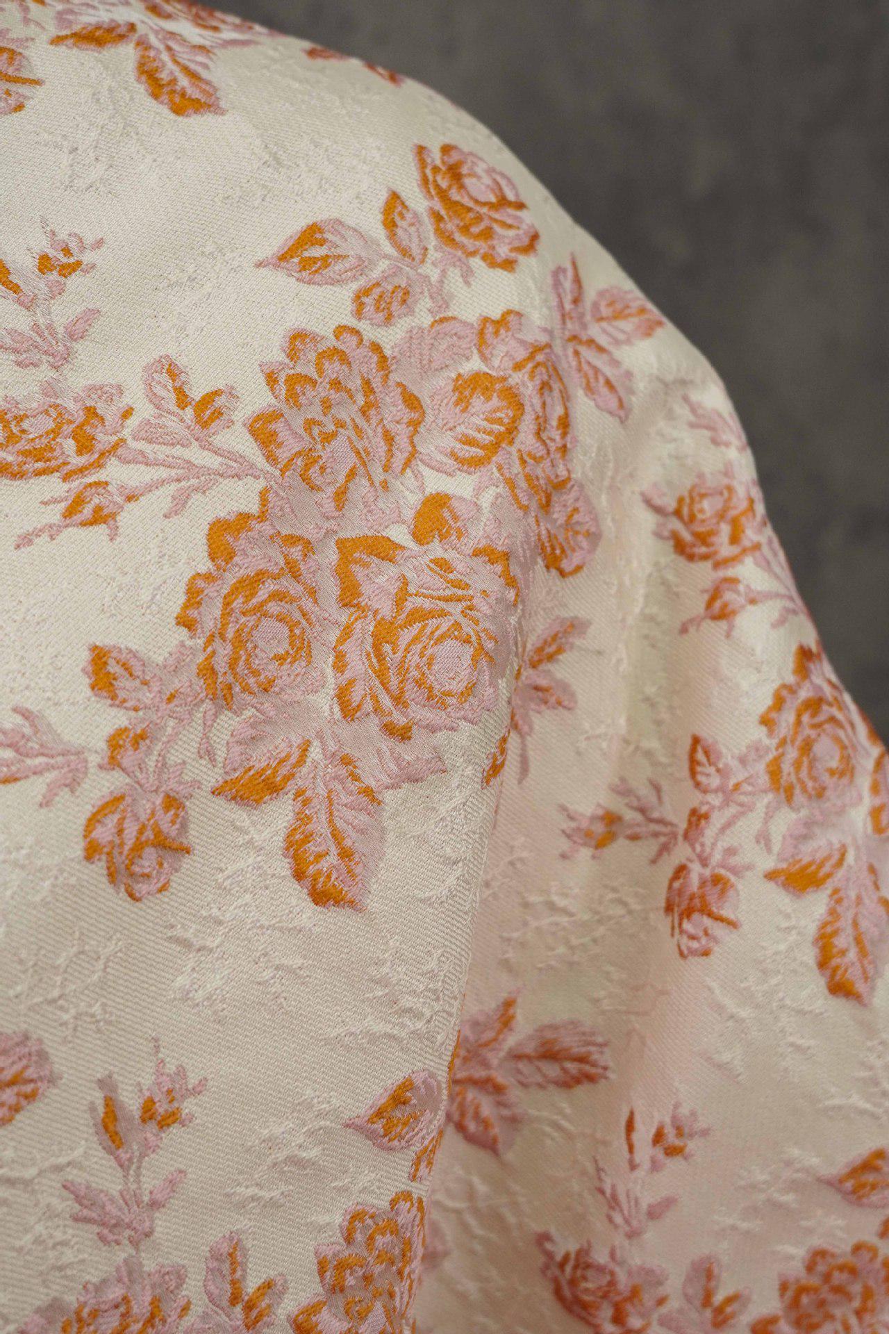 Tissu jacquard floral en relief : texture rigide 3D, ameublement et costumes - 157 cm de large