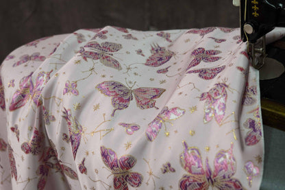 Tissu brocart de soie rose : Jacquard à motifs floraux papillons, 150 cm de large