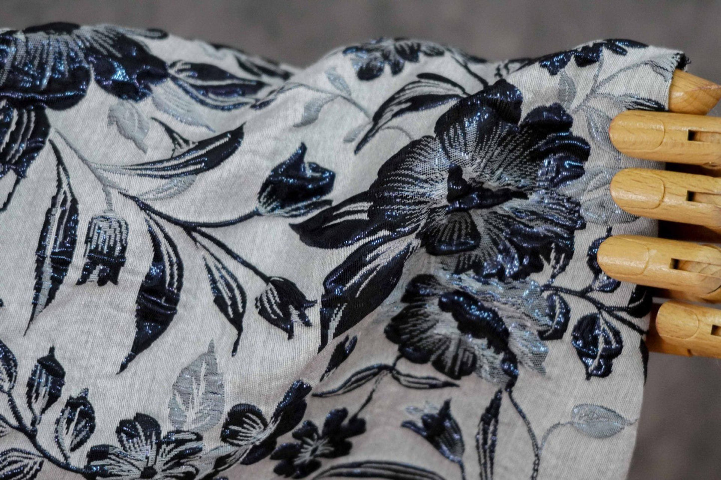 Tissu jacquard européen à motif floral en relief et fil doré - Texture luxueuse pour matelassage, ameublement, couture, décoration intérieure - Large