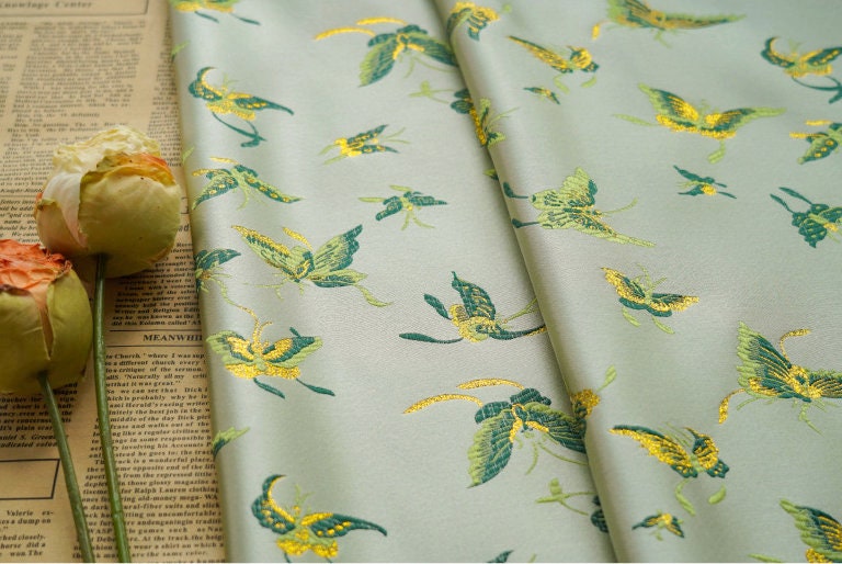 Tissu brocart vert clair à motifs papillons : robe tibétaine, cheongsam, décoration - 150 cm de large