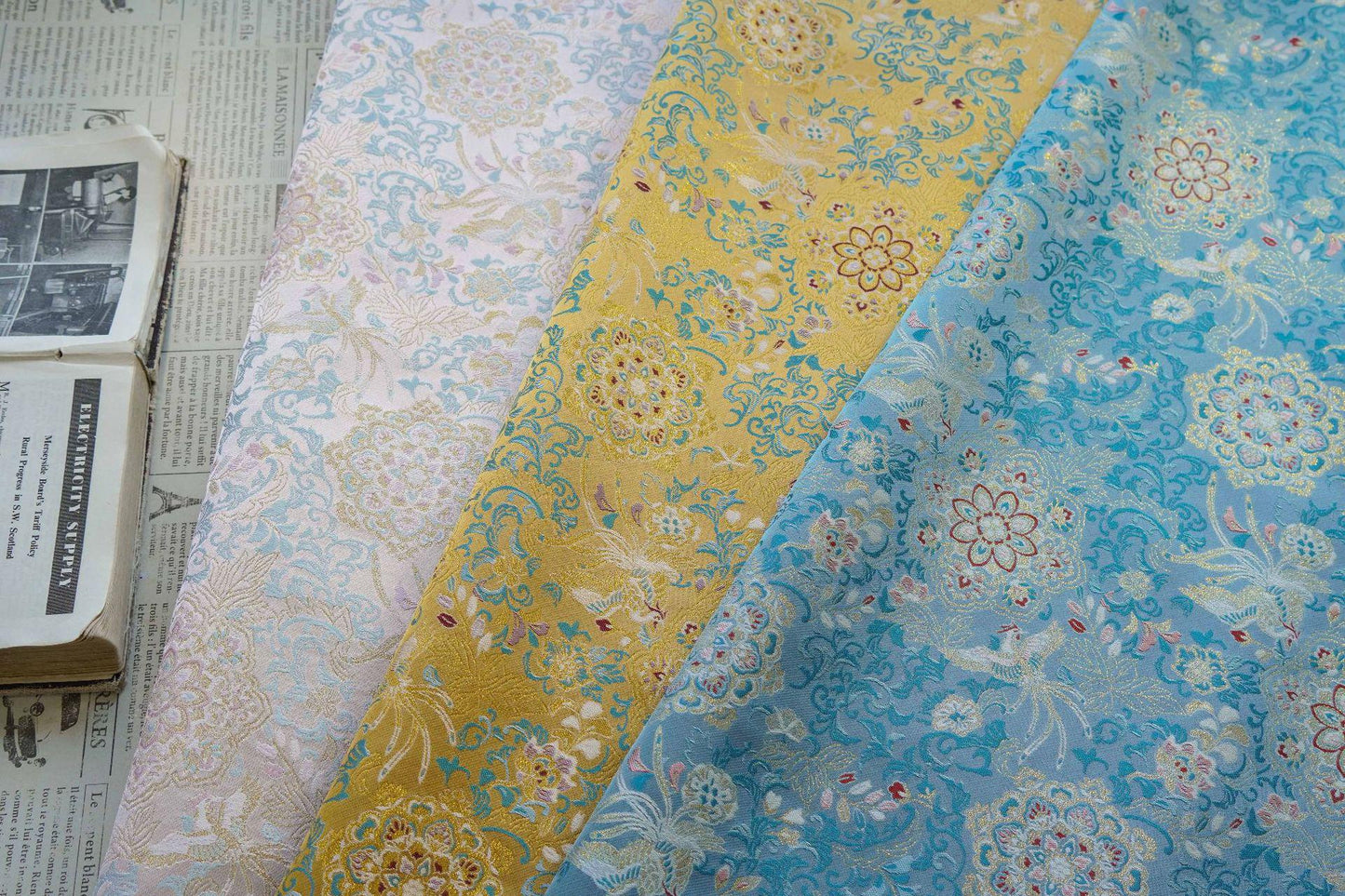 Tissu brocart Phoenix à fils d'or : Jacquard style chinois (140 cm)
