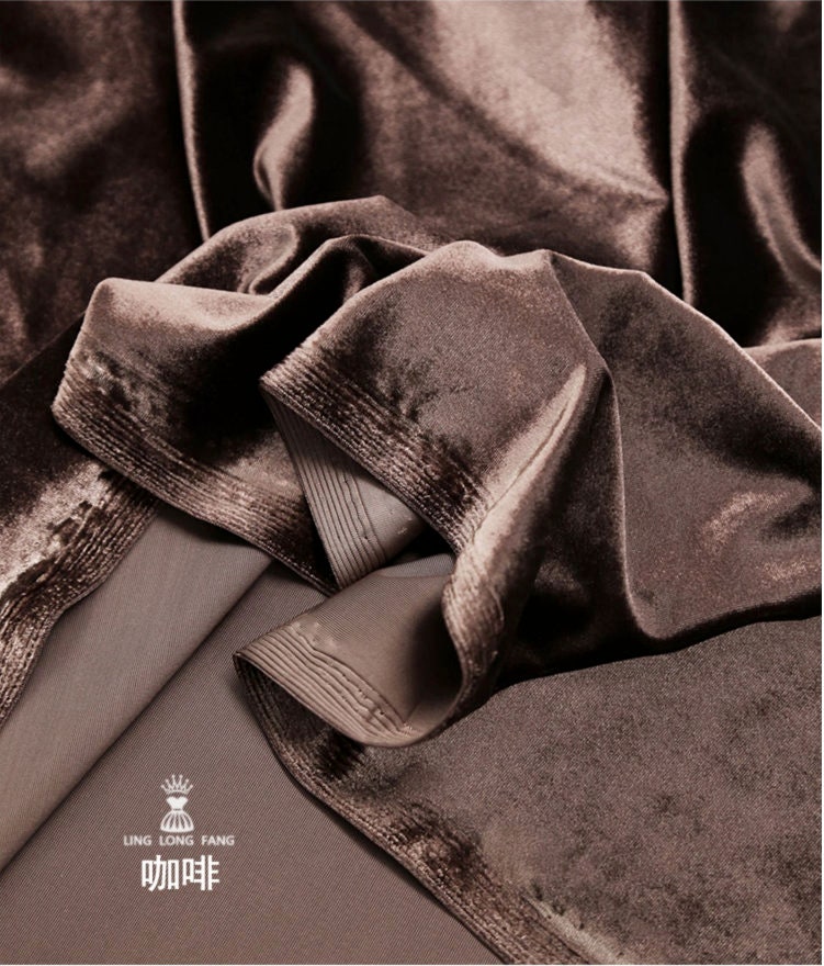 Tissu velours doré extensible : mélange de polyester et d’élasthanne de 155 cm de large