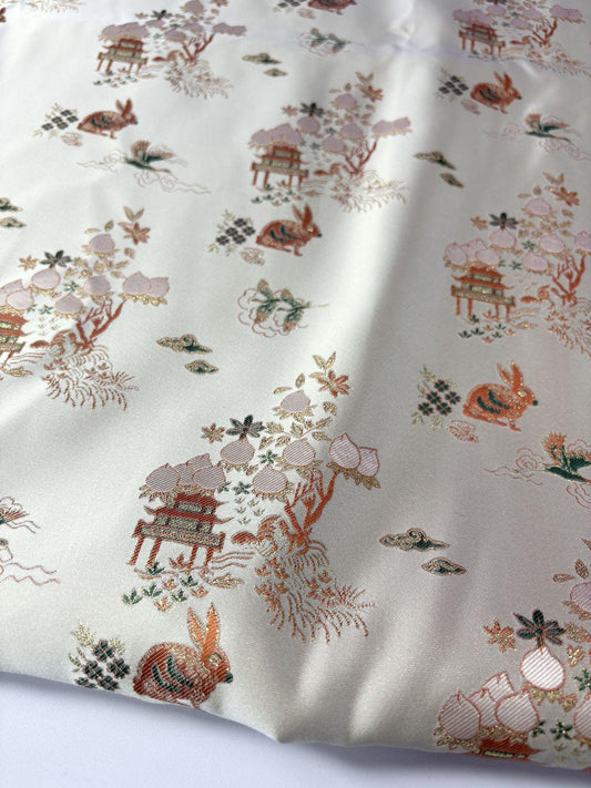 Tissu satiné jacquard lapin : Brocart Palais de la Lune, 145 cm de large