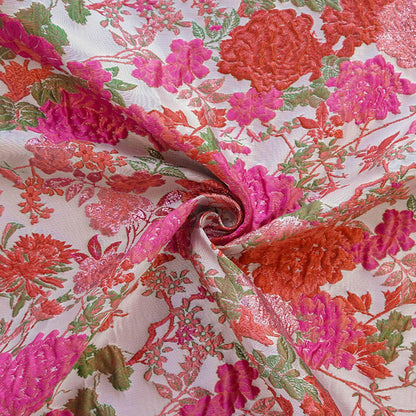 Tissu rose à motif floral en relief : mélange polyester-rayonne de 132 cm de large
