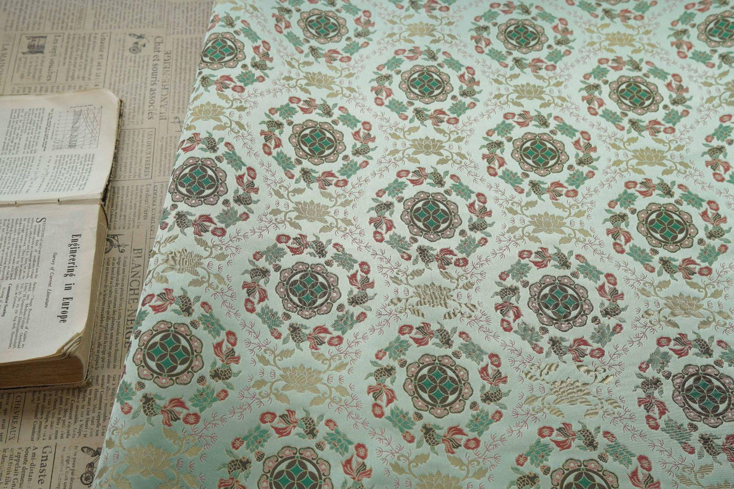 Tissu jacquard réversible bleu turquoise : motif poissons en relief, 165 cm de large