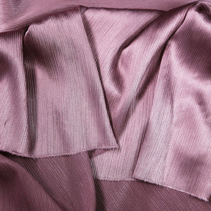 Tissu satiné brillant : texture douce, largeur 140 cm, pour costumes et décoration