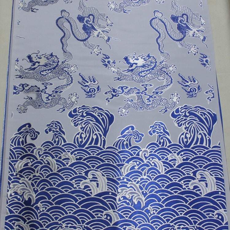 Tissu satin jacquard bleu et blanc à motif dragon : décoration de costume royal chinois