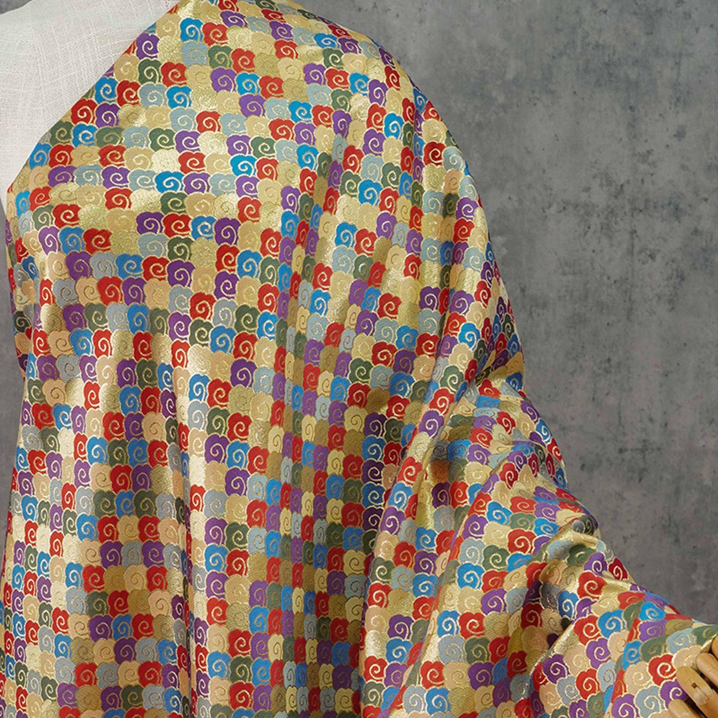 Tissu jacquard à fil doré : Nuage porte-bonheur 3D, pour l’ameublement, les costumes et la couture - 142 cm de large