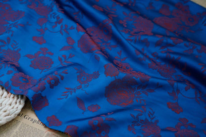 Tissu brocart jacquard à motif floral : mélange de soie et rayonne bleu, 114 cm de large