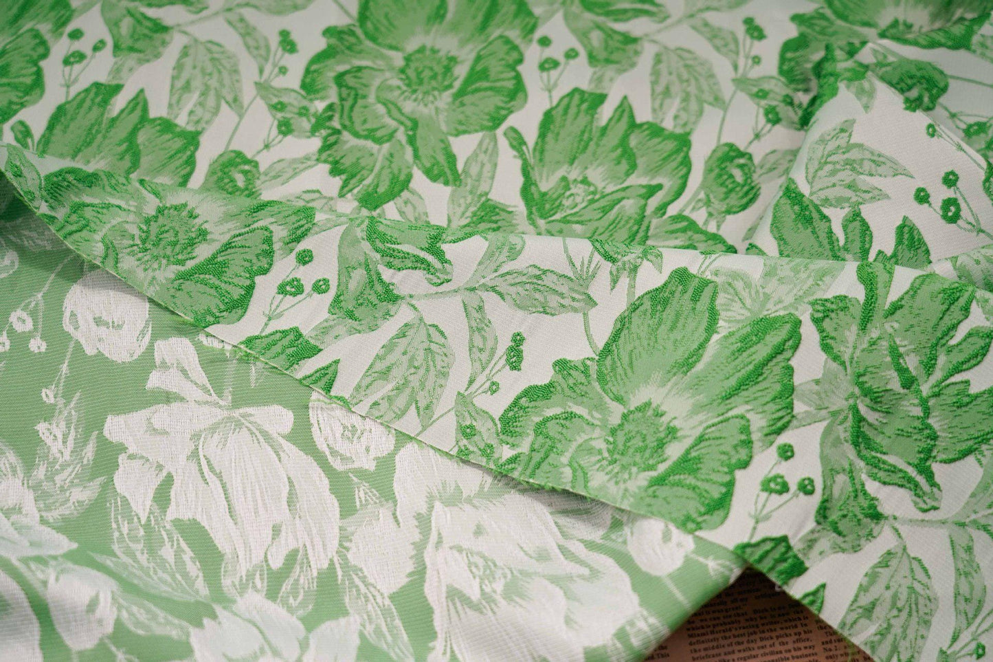 Tissu jacquard à motif de feuilles vertes : texture peinture à l’huile 3D, 135 cm de large