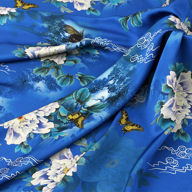 Tissu à imprimé floral papillon : Mélange de polyester et d'élasthanne bleu à motifs botaniques