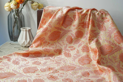 Tissu jacquard tissé rouge et jaune : revêtement d'ameublement à motif floral en relief 3D