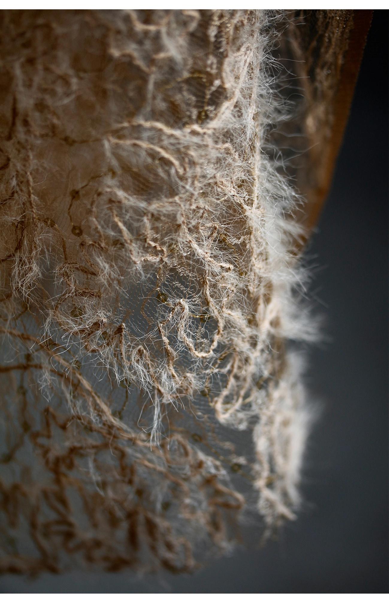 Tissu en dentelle brodée de sequins : Haute Couture marron transparent peluche, 127 cm de large